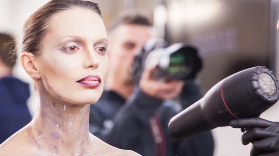 Aby vše dobře drželo, musel vizážista make-up ustaloval fénem